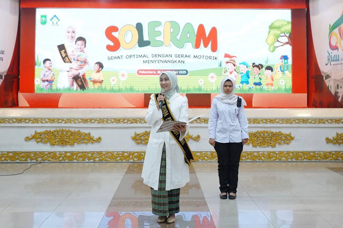 Bunda PAUD Provinsi Riau Henny sasmita Wahid memberikan sambutan saat memberikan penghargaan kepada bunda PAUD kabupaten/kota di Riau, Jumat (26/9/2025).