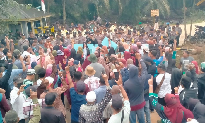Ribuan orang dua kelurahan dan desa di kecamatan Rupat menggelar aksi demo dan memblokir jalan masuk perkebunan PT Priatama Riau di Desa Darul Aman, Kecamatan Rupat pada, Kamis (25/9/2025) sore.
