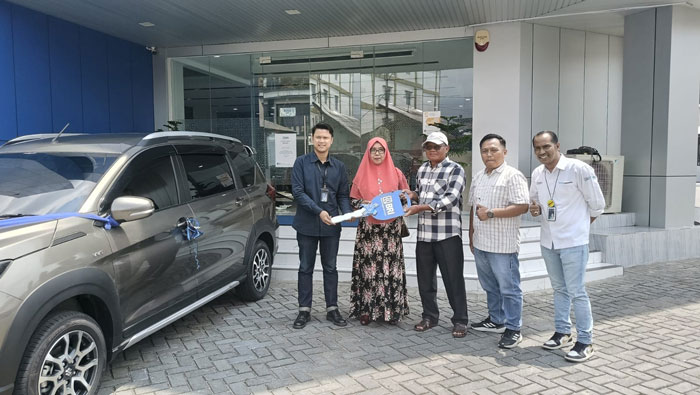 Branch Office Head BRI Rengat, Farianzi didampingi Manager Business Micro BRI Rengat, Rudi Iswianto dan Kepala Unit BRI Air Molek, Ahmad Rais serahkan hadiah utama kepada Mariani, Jumat (26/9/2025)