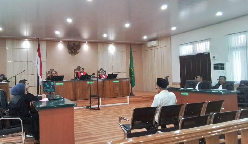 Mantan Kepala Desa Indra Sakti, Misdi (baju putih) mengadapi pengadilan Tipikor di Pengadilan Negeri Pekanbaru, Jumat (26/9/2025).