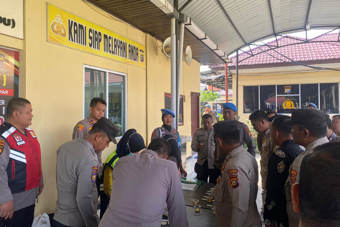 Polres Kampar melaksanakan pemeriksaan urine terhadap anggota Polres di halaman Mapolres, Jumat (26/9/2025).