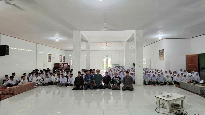 Ratusan murid dari MTs Miftahul Hidayah antusias mengikuti pelatihan Jurnalistik yang ditaja oleh Pondok Pesantren Nurul Huda Al-Islami pada Jumat (26/9/2025).