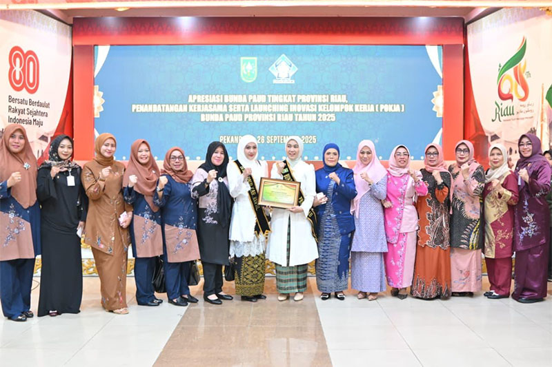 Bunda PAUD Rohil Indah Septiani dan sejumlah pengurus/tokoh perempuan foto bersama usai mewakili menerima penghargaan untuk almarhum Hj Basyariah, di Pekanbaru.