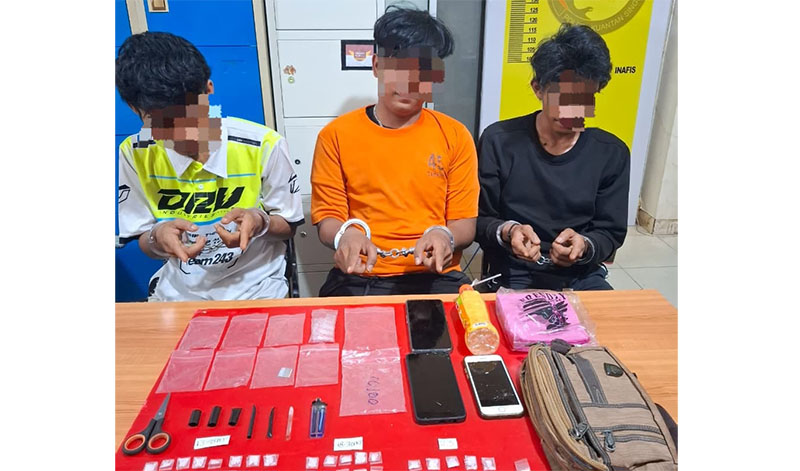 Tiga tersangka sabu diamankan Satres Narkoba Polres Kaunsing, Jumat (26/9/2025) malam di Desa Koto Taluk Kecamatan Kuantan Tengah.