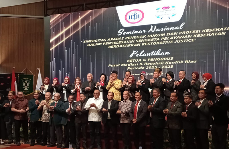 Ketua PMRK Riau dr Juliana Susanti Gunawan, didampingi Ketua PP PMRK Prof Dr M Khoirul Huda, foto bersama narasumber seminar nasional, Sabtu (27/9/2025).