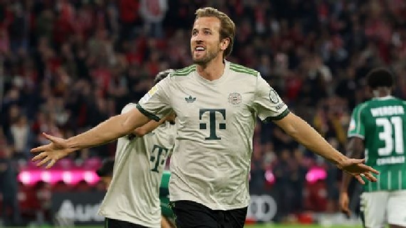 Harry Kane merayakan golnya yang ke-100 untuk Bayern Munchen hanya dalam 104 pertandingan.