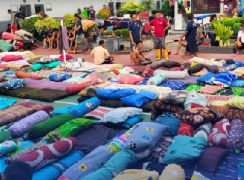 Warga binaan pemasyarakatan Lapas Bengkalis menjemur selimut mereka saat kamar huniannya disemprot cairan disinfektan, Jumat (26/9/2025).