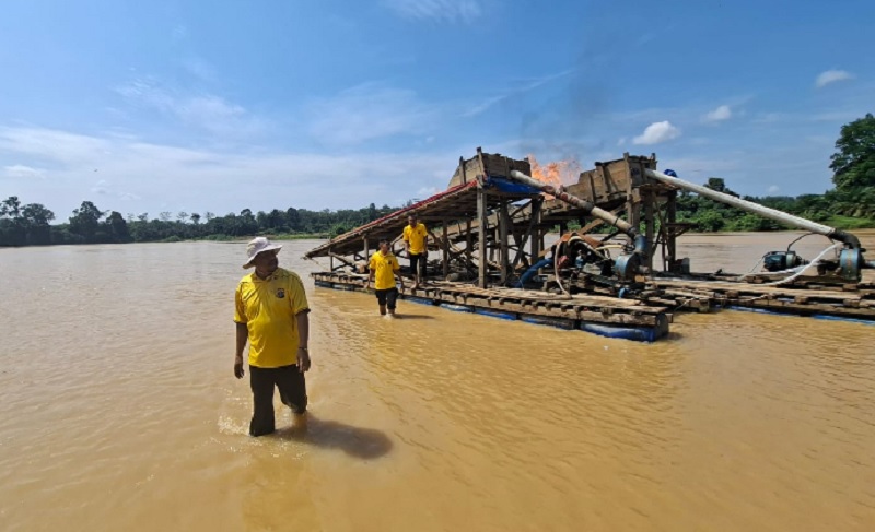 Personel Polsek Cerenti melakukan penertiban PETI di aliran Sungai Kuantan di Desa Pulau Bayur Cerenti, Jumat (26/9/2025).