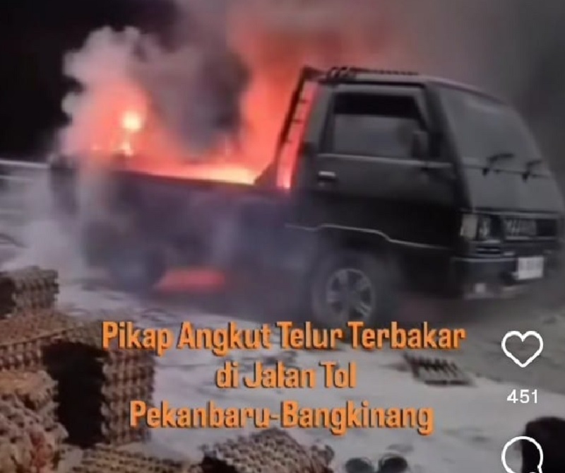 Sebuah mobil Mitsubishi Colt L300 bernomor polisi BA 8826 ME yang mengangkut telur ayam terbakar di Jalan Tol Pekanbaru&ndash;Bangkinang, tepatnya di KM 10/400 B, Jumat (25/9/2025) subuh
