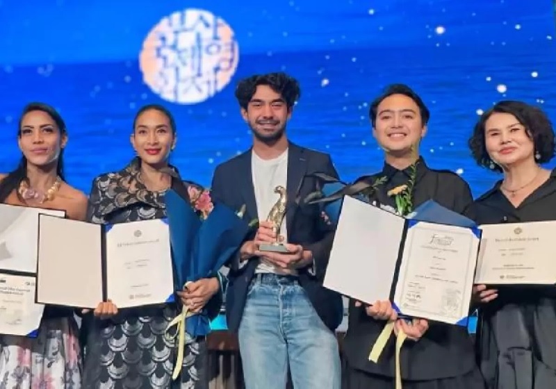 Reza Rahadian dan tim film Pangku menerima penghargaan.