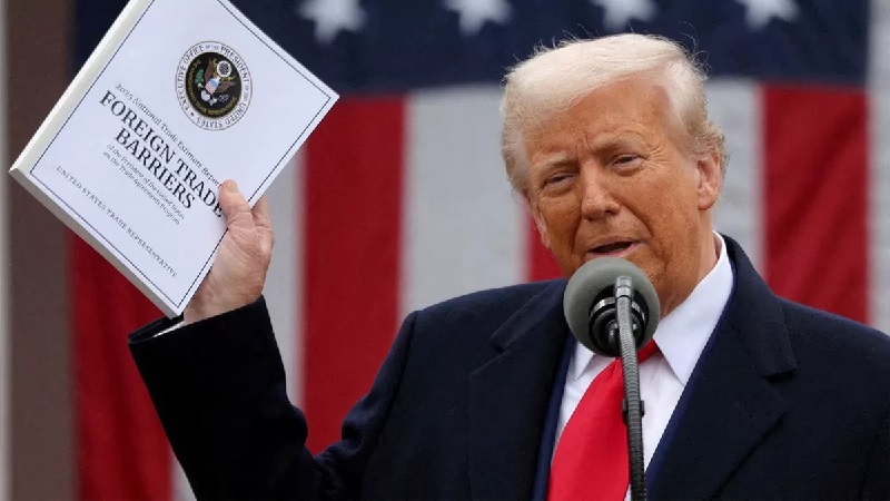 Perang dagang kembali memanas, Presiden AS Donald Trump umumkan tarif impor baru terhadap produk farmasi, truk, dan furnitur.