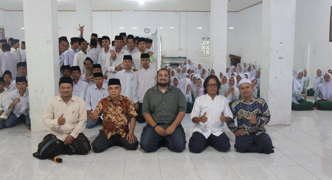 Siswa-siswi MA Miftahul Hidayah Ponpes Nurul Huda Al-Islami Pekanbaru mengikuti kegiatan jurnalistik dan literasi AI di Pondok Pesantren Nurul Huda Al-Islami, Jalan Handayani, Sabtu (27/9/2025).