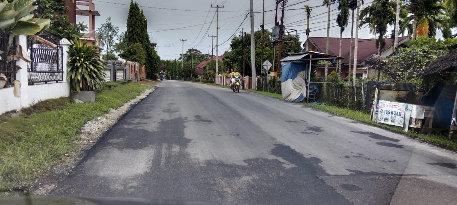 Pengaspalan ruas jalan Simpang Empat Perumnas-SMKN 1 Telukkuantan sudah digunakan masyarakat, Ahad (28/9/2025).