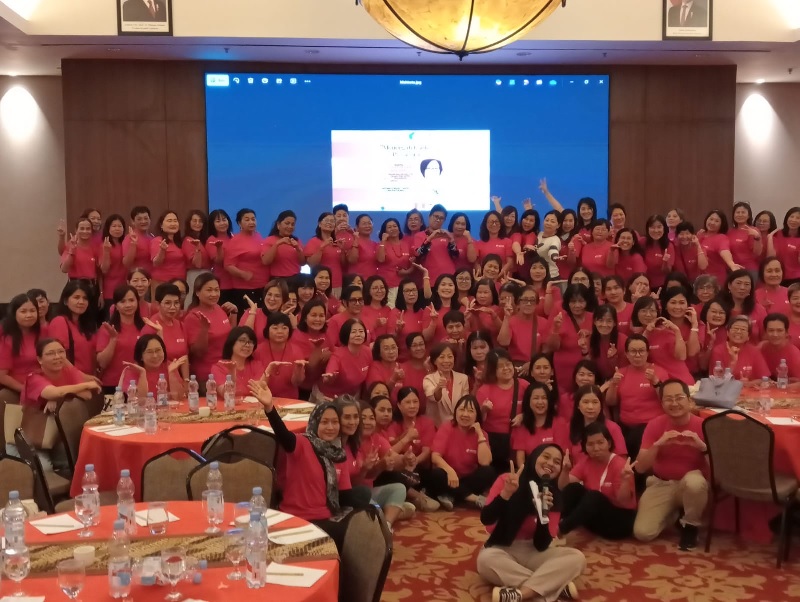 Manager Marketing Mahkota Medical Center Mr Neo Peng Son (kanan depan) foto bersama ratusan peserta Health Talk Mahkota Medical Center di Grand Zuri Hotel Pekanbaru, Sabtu (27/9/2025)
