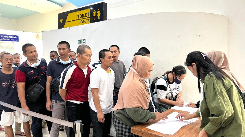 Para PMI didata saat tiba di Pelabuhan Internasional Dumai, Sabtu (27/9/2025).