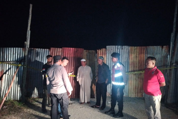 Kapolsek Kampar Kiri Hilir Iptu Ferry bersama tokoh masyarakat mengecek lokasi tambang galian C di Jalan Poros Desa Simalinyang&ndash;Mayang Pongkai, Kecamatan Kampar Kiri Tengah, Kabupaten Kampar, Sabtu (2