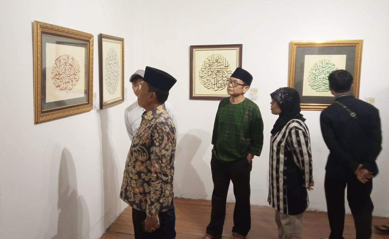 Ketua Galeri Hang Nadim, Furqon LW (tengah) saat menemani salah satu tokoh masyarakat Riau, drh Chaidir (kiri), saat melihat lukisan kaligrafi dalam pameran di Pekanbaru, beberapa waktu lalu.