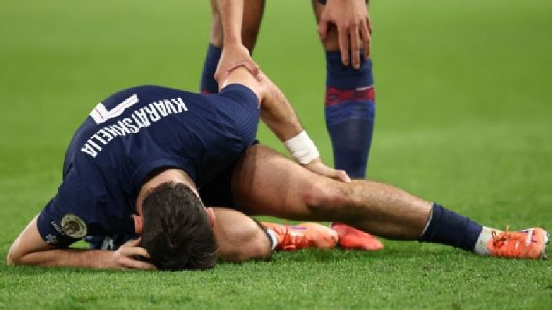Khvicha Kvaratskhelia terpaksa keluar lapangan karena cedera dalam kemenangan Paris Saint-Germain atas Auxerre.