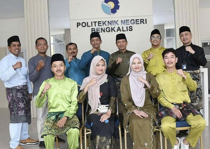 Empat alumni Polbeng penerima beasiswa Intense Taiwan dilepas Direktur Polbeng Johny Custer dan jajarannya beberapa hari lalu.