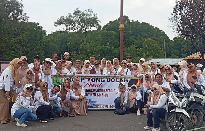Group Yong Dolah (GYD) se-Provinsi Riau menyalurkan bantuan bagi korban kebakaran di Dusun Bukit Batu Laut, Desa Bukit Batu, Kecamatan Bukit Batu, Kabupaten Bengkalis, Ahad (28/9/2025).