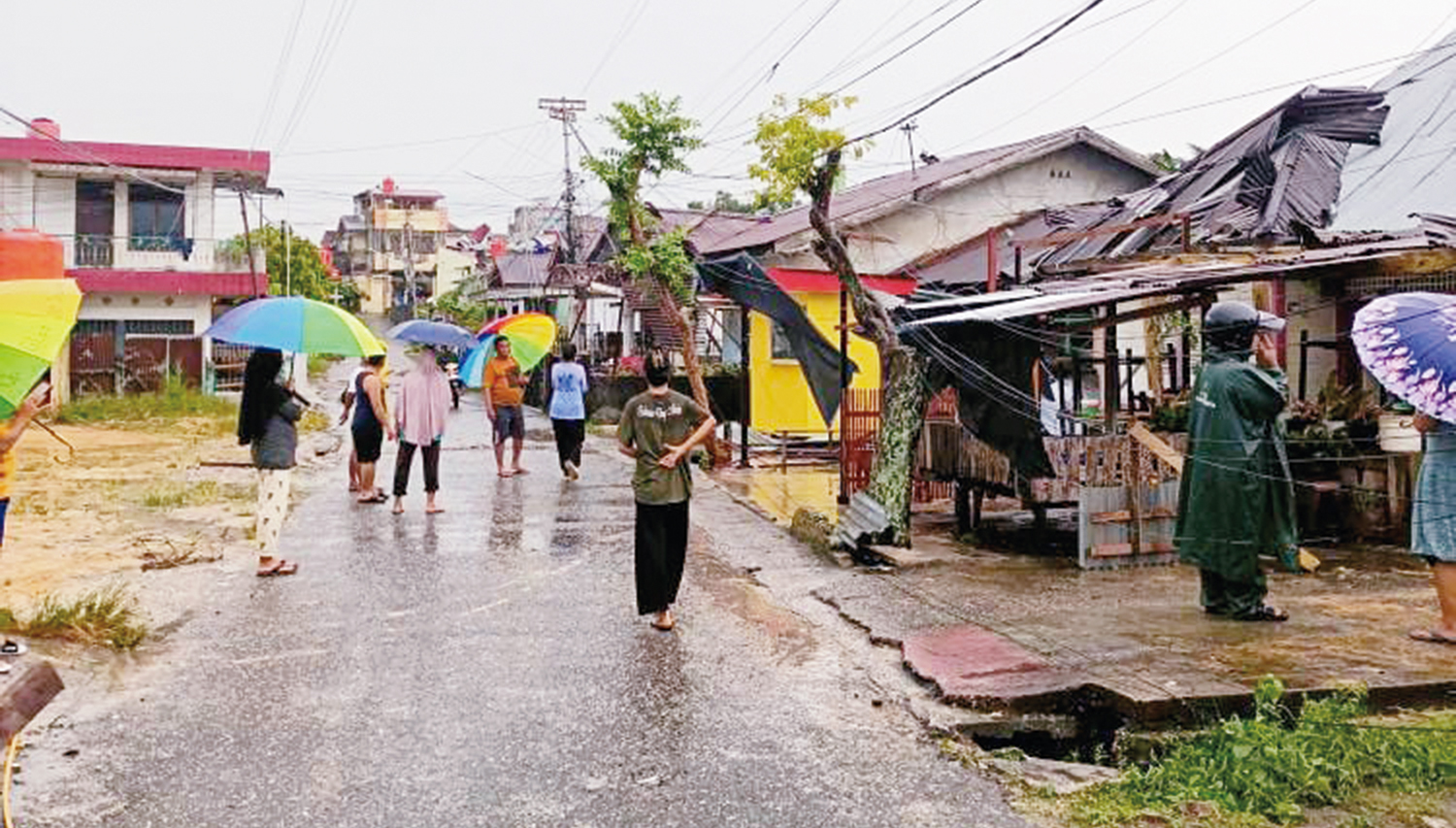 Atap rumah warga di Kecamatan Mandau, Kabupaten Bengkalis lepas setelah dihantam angin puting beliung, Ahad (28/9/2025).