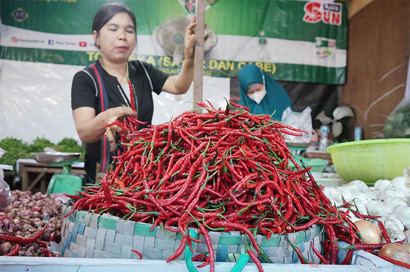 Pedagang menyusun cabai yang dijualnya di salah satu pasar