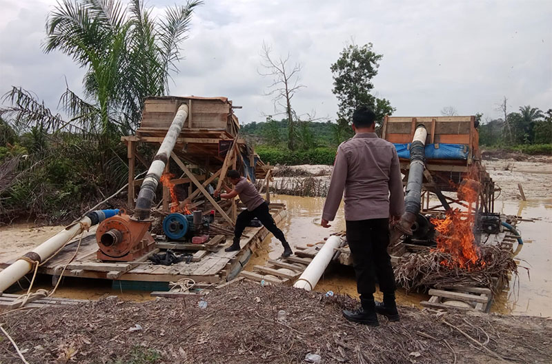 Rakit PETI yang ditemukan ditinggal pergi di Desa Pantai Kecamatan Kuantan Mudik, Ahad (28/9/2015) sore dibakar polisi dalam penertiban.