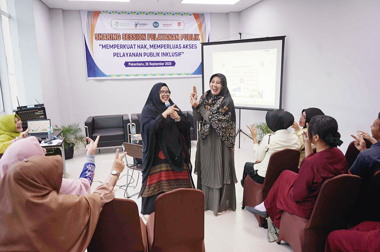 Direktur Poltekkes Kemenkes Riau Rully Hevrialni SST Bdn MKeb MH (kanan) bersama peserta antusias mengikuti Sharing Session di Gedung Menara, Ruang Cempaka, Poltekkes Kemenkes Riau, Jumat (26/9/2025).