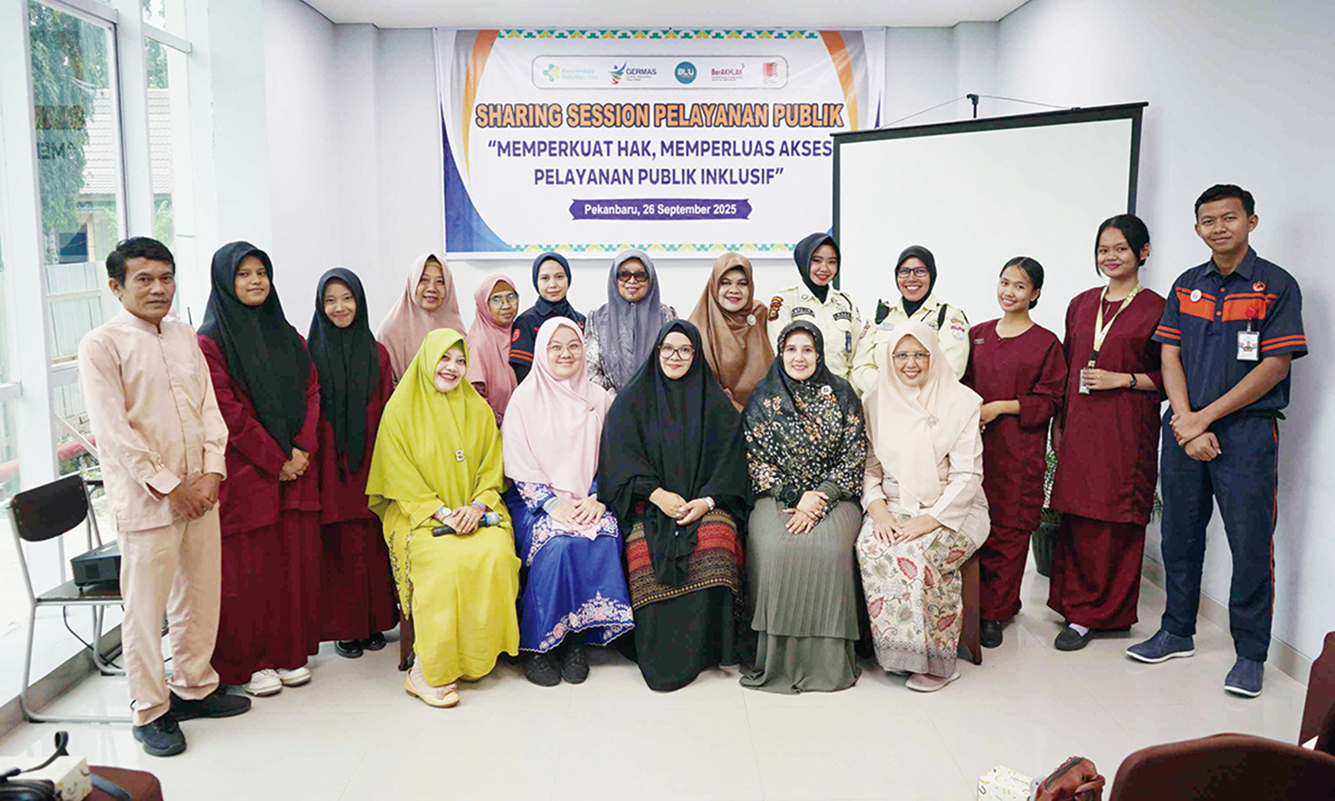 Direktur Poltekkes Kemenkes Riau Rully Hevrialni SST Bdn MKeb MH (duduk dua kanan) bersama civitas akademika Poltekkes Kemenkes Riau dan undangan foto bersama usai Sharing Session di Gedung Menara, Ruang Cempaka, Poltekkes Kemenkes Riau, Jumat (26/9/2025)