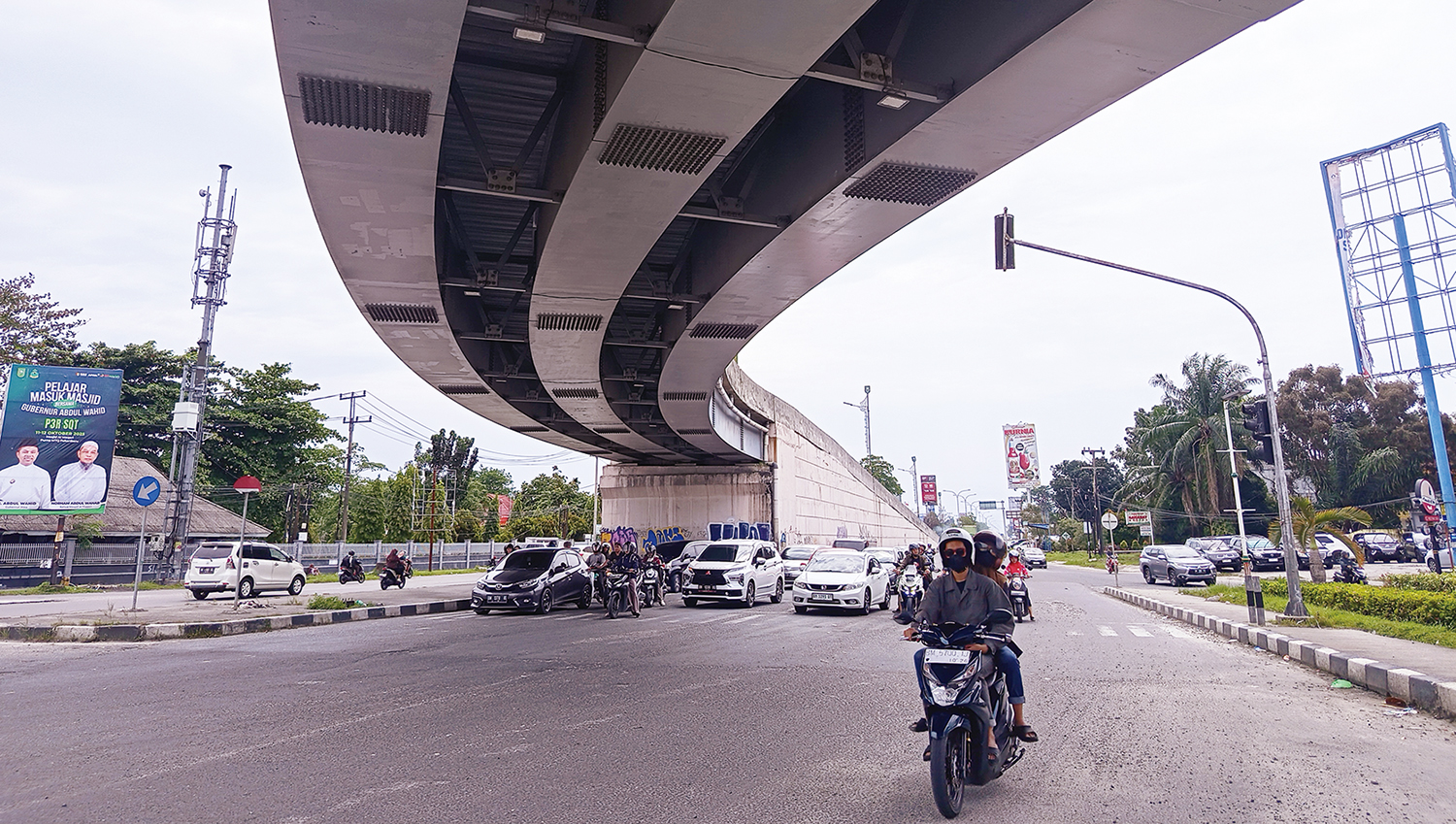 Pengendara melintas di persimpangan Flyover Pasar Pagi Arengka, Pekanbaru, Ahad (28/9/2025) ft: MHD AKHWAN/RIAUPOS