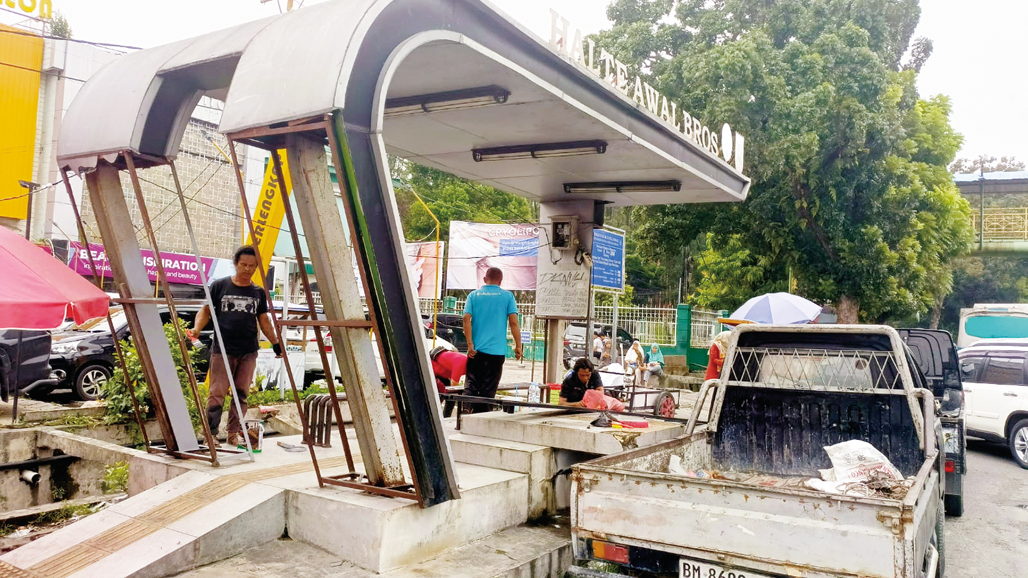 RENOVASI: Halte di depan Pasar Dupa, Pekanbaru mulai direnovasi, Ahad (28/9/2025).