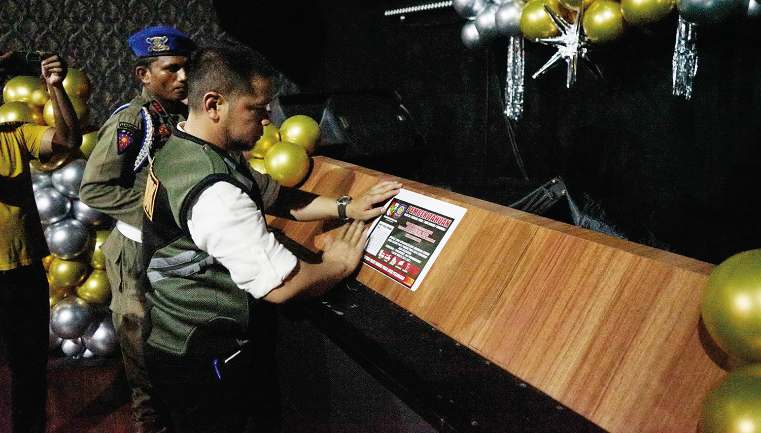 Pemberitahuan : Petugas dari Satpol PP Kota Pekanbaru memasang pemberitahuan terhadap fasilitas H2 yang masih belum memiliki izin di Jalan Subrantas Pekanbaru, Ahad (28/9/2025).