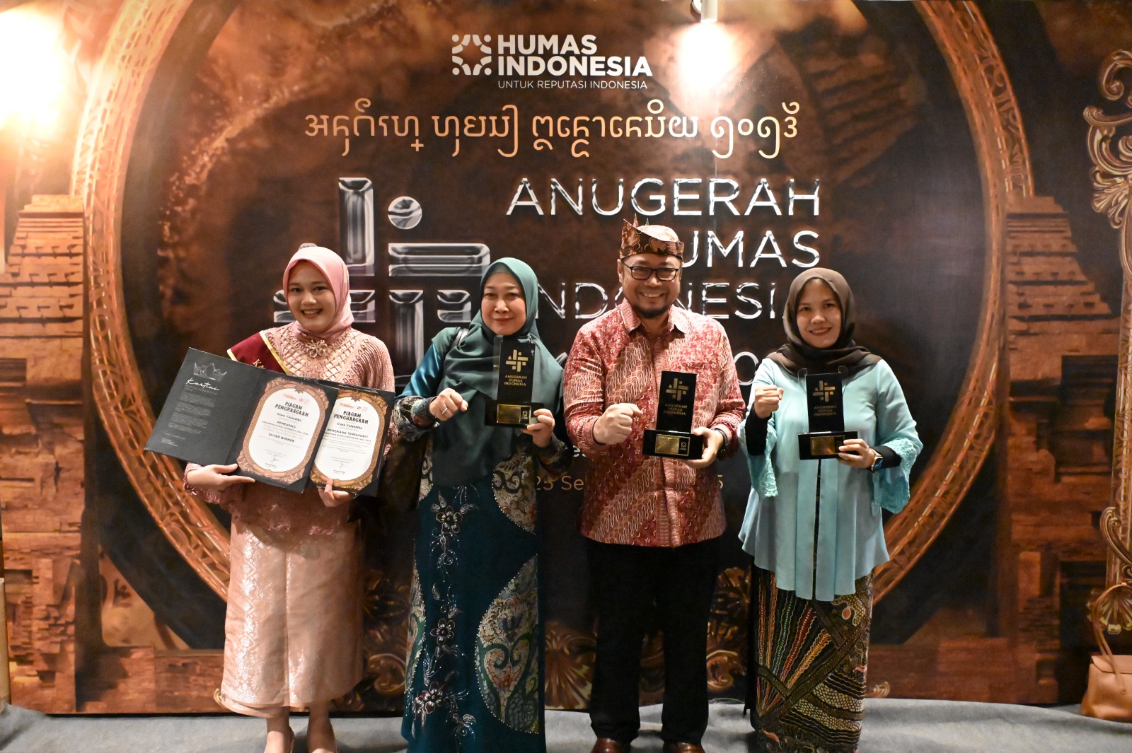 Rektor Unri Prof Dr Sri Indarti SE MSi, Wakil Rektor Bidang Perencanaan, Kerja Sama dan Sistem Informasi, Dr Ir Sofyan Husein Siregar Mphil dan tim Humas Unri