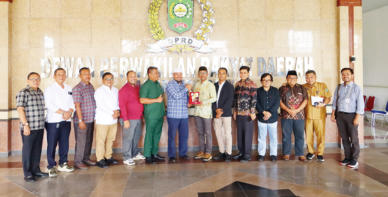 Wakil Ketua I DPRD Siak H Syarif salam komando dengan Ketua KPU Siak Said Dharma Setiawan saat foto bersama dengan Wakil Ketua II DPRD Laiskar Jaya dan anggota DPRD, bersama para komisioner KPU di Kantor DPRD Siak, Senin (8/9/2025).