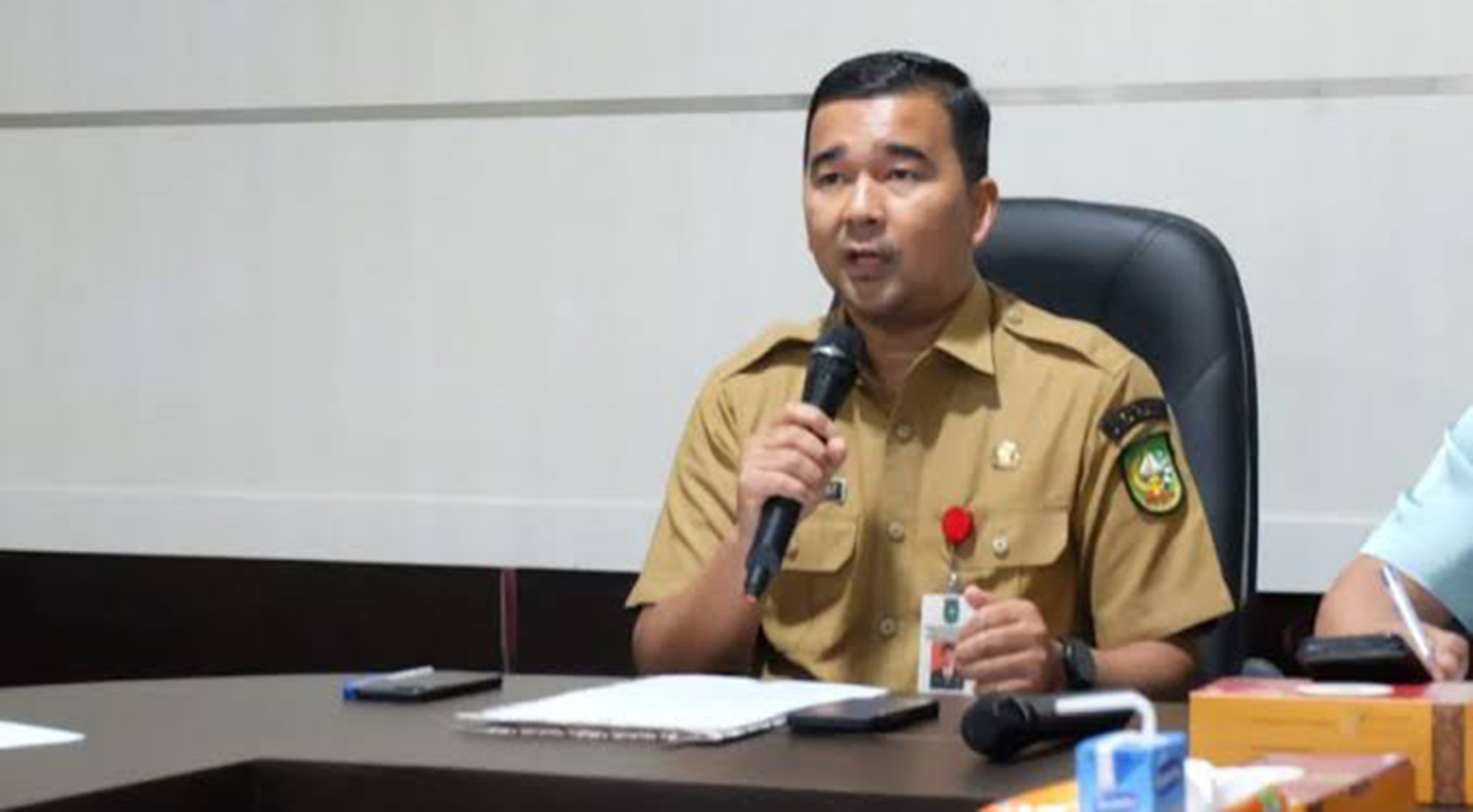 Pemprov Riau selaku pemegang  saham, meminta Direksi PT Pengembangan Investasi Riau (PIR) segera menyelesaikan permasalahan utang yang sedang terjadi pada Badan Usaha Milik Daerah (BUMD).