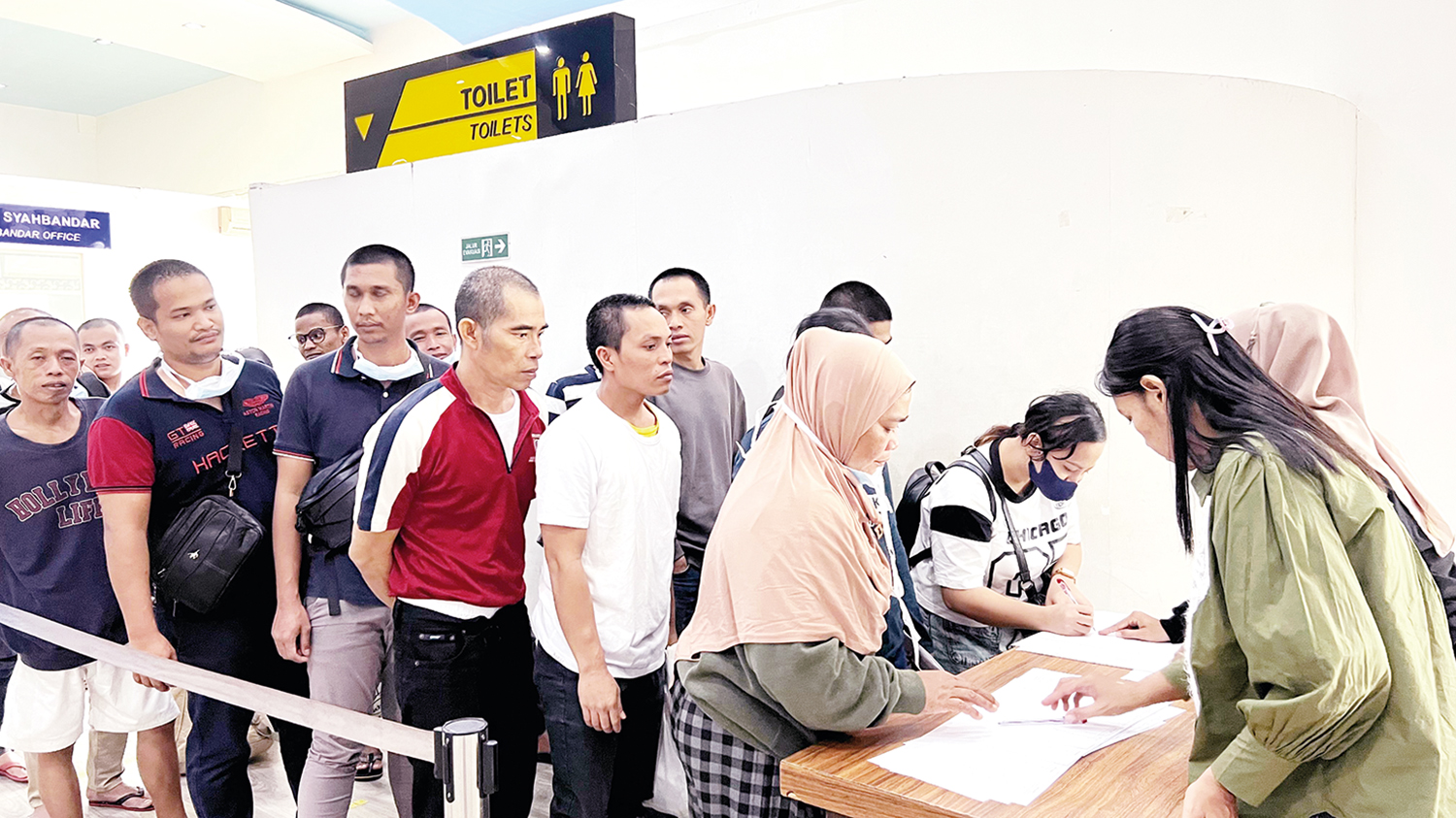 Petugas Imigrasi Dumai melakukan pendataan terhadap para PMI saat tiba di Pelabuhan Internasional Dumai, Sabtu (27/9/2025).