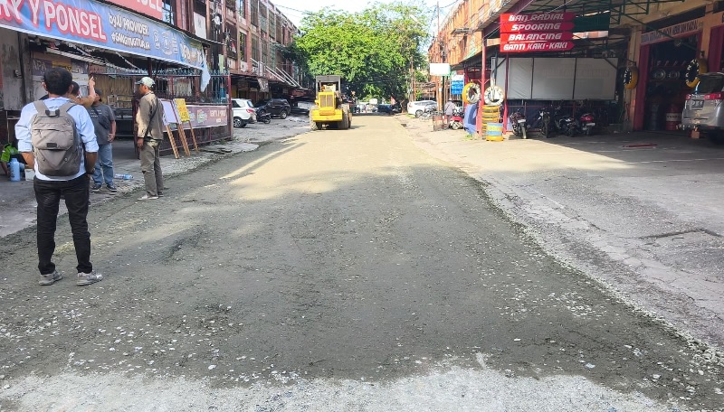 Alat berat melakukan pengerasan base jalan di Jalan Belimbing, Senin (29/9/2025).
