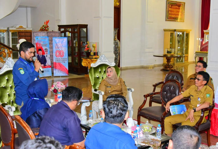 Aliansi Honorer Nondatabase Kabupaten Bengkalis menyampaikan aspirasinya kepada Bupati Bengkalis Kasamarni di Wisma Sri Mahkota Bengkalis, Senin (29/9/2025).