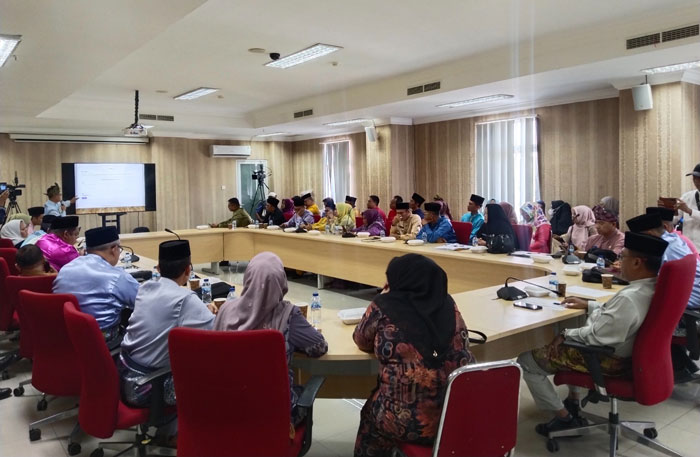Sekdakab Rohil H Fauzi Efrizal MSi, Kepala Inspektorat Rohil H Sarman Syahroni ST MIP dan para kepala OPD/perwakilan saat mengikuti sosialisasi pengendalian gratifikasi dan pencegahan tipikor