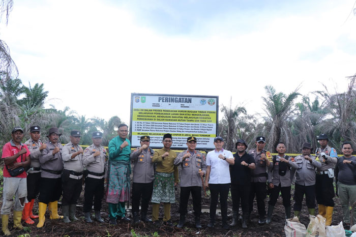 Kapolres Rohil AKBP Isa Imam Syahroni, Kapolsek Bangko AKP Buyung Kardinal, Wabup Rohil Jhony Charles dan lainnya di lahan eks karhutla yang dipasangi plang di Kepenghuluan Bagan Punak Meranti