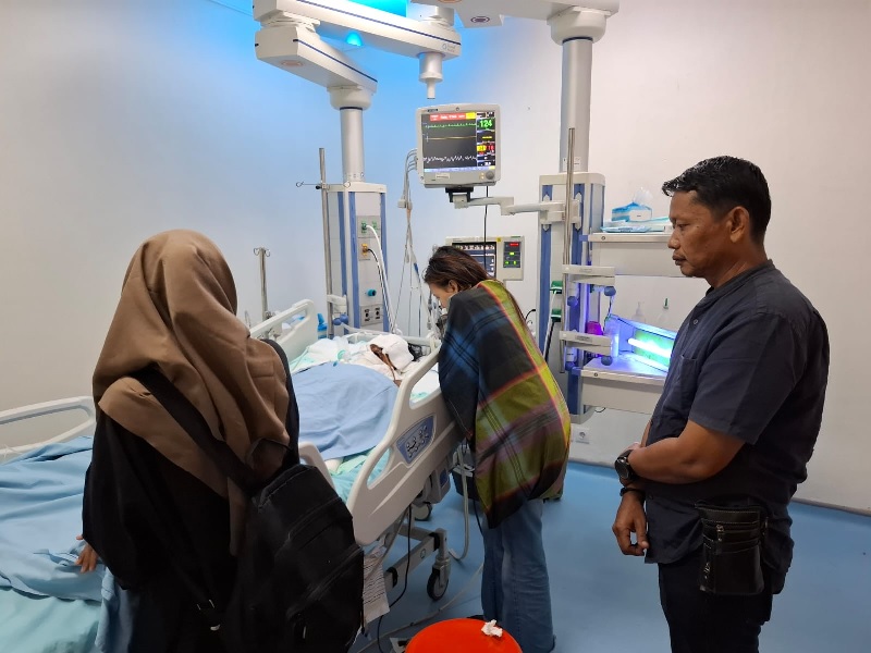 Pihak keluarga didampingi Kanit Reskrim Polsek Peranap, Yusmar saat berada di ruang perawatan koran di RSUD Arifin Achmad Pekanbaru, Senin (29/9/2025)