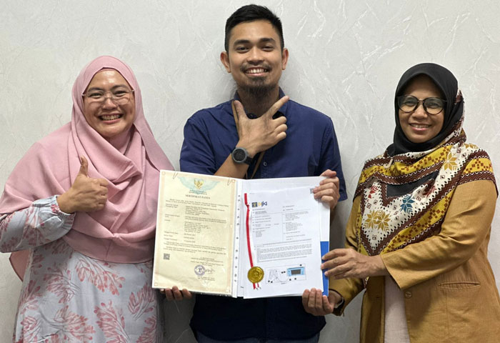 Putri Madona (kiri), Mahrus Zein (tengah), Dr Juni (kanan) menunjukkan sertifikat paten dari karya  Sistem, Metode, dan Peralatan Kesehatan dengan Analisis Kondisi Sinyal EKG Otomatis berbasis IoT.