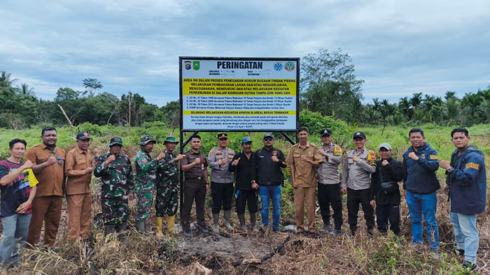 Polsek Tempuling Polres Inhil bersama instansi terkait memasang papan plang peringatan Karhutla di Kelurahan Tanjung Pidada, Senin (29/9/2025).