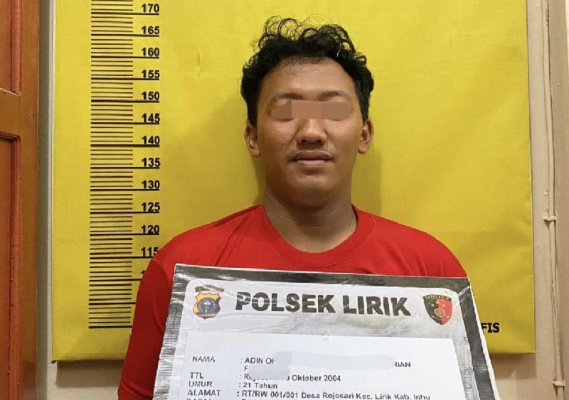 Tersangka pelaku berinisial AO saat diamankan Polsek Lirik.