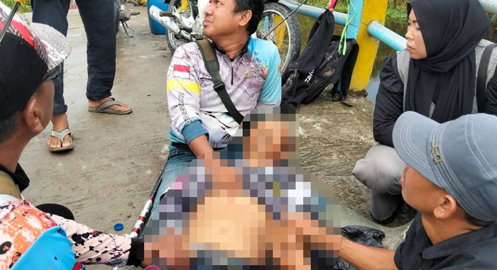 Korban tersengat listrik ketika di evakuasi oleh warga dalam kondisi sudah tak bernyawa atau meninggal dunia di Kuala Sebatu, Batang Tuaka, Inhil, Ahad (28/9/2025).