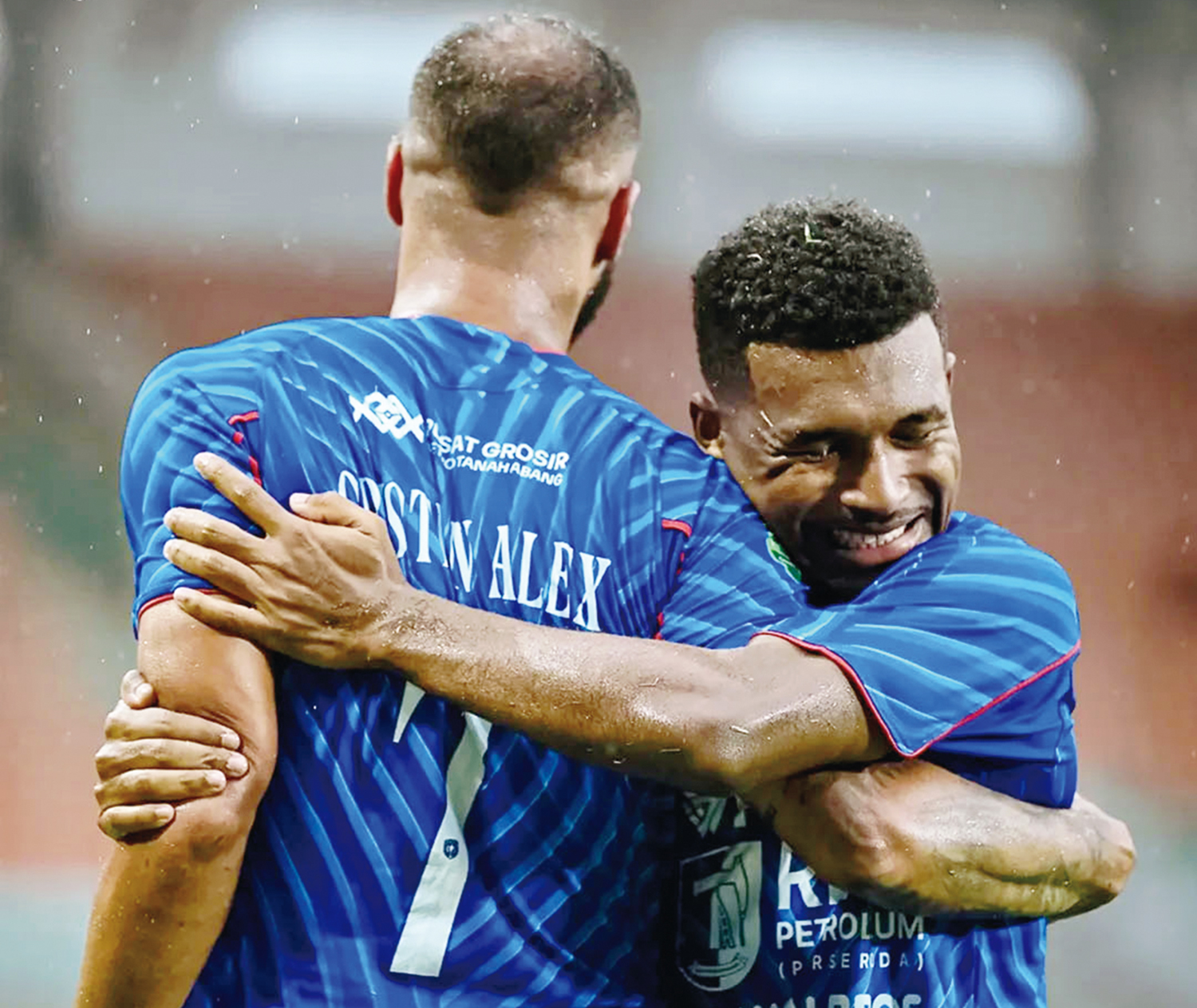 Striker PSPS Pekanbaru Cristian Alex (kiri) dan Jimmy A melakukan selebrasi usai mencetak gol ke gawang  Garudayaksa FC di Stadion Pakansari, Bogor, Senin (29/9/2025).