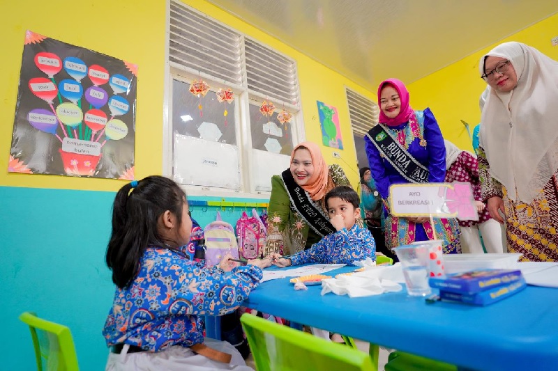 Bupati Bengkalis Kasmarni menyapa anak-anak TK Negeri 1 Mandau usai membuka Sosialisasi Wajar 13 Tahun yang digelar Disdik Bengkalis di Kecamatan Mandau.