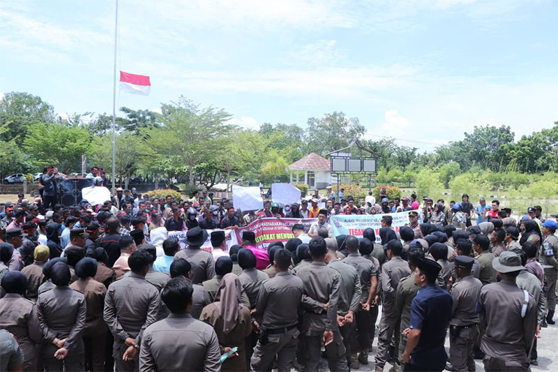 Personel gabungan amankan aksi unjuk rasa di depan Gedung DPRD Rohil di Bagansiapiapi, Selasa (30/9/2025).