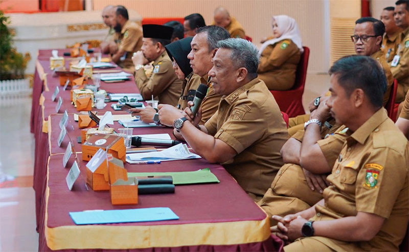 Bupati Rohul Anton menyampaikan sambutan dalam kegiatan sosialisasi Satgas Kelancaran Operasional SKK Migas bersama KKKS di Gedung Daerah Balai Serindit Pekanbaru, Selasa (30/9/2025).