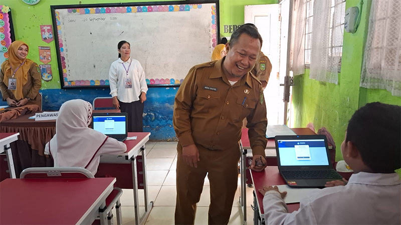 Kadisdik Inhil, Abdul Rasyid mengunjungi salah satu sekolah di Tembilahan baru-baru ini.